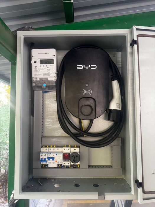 Электрик. Установка зарядные блок и станции для электромобили. Монтаж