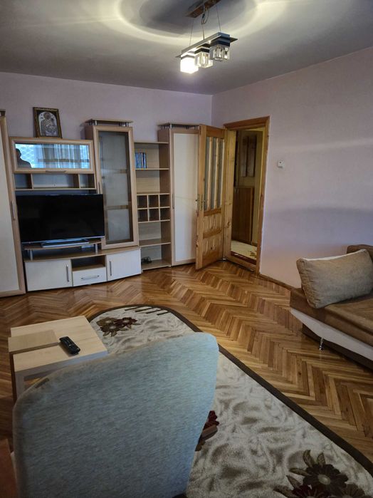 Vând apartament cu 3 camere, decomandat, în suprafață de 70 mp situat în zona centrala