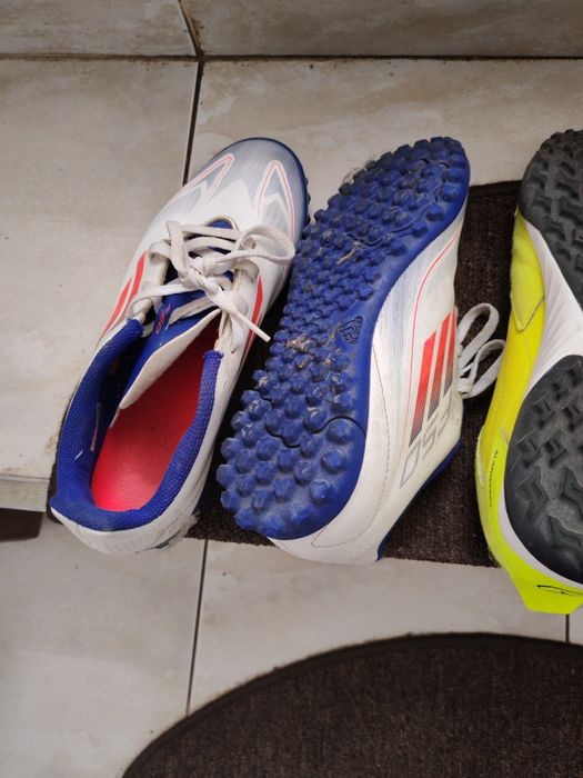 Adidași copii de fotbal și plimbare