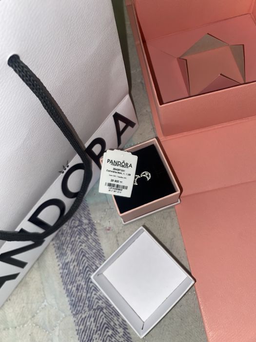 продам новые серьги Pandora
