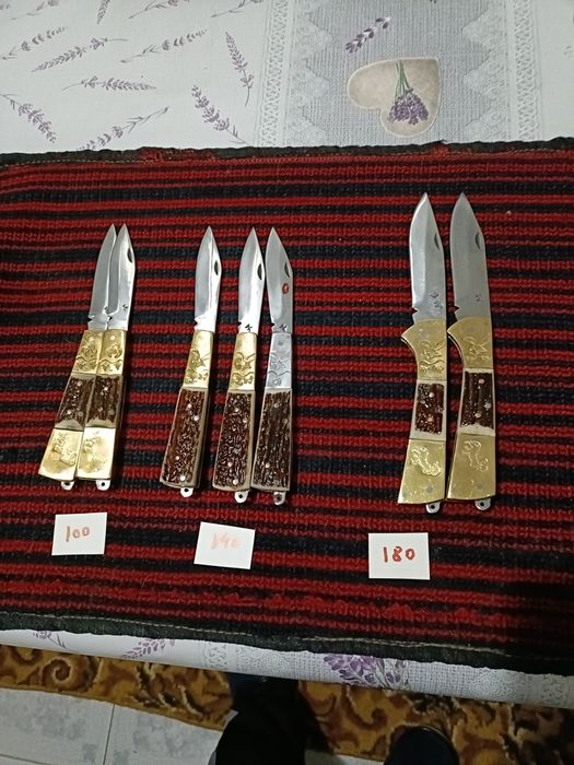 Briceag lucrat manual cu lamă din INOX