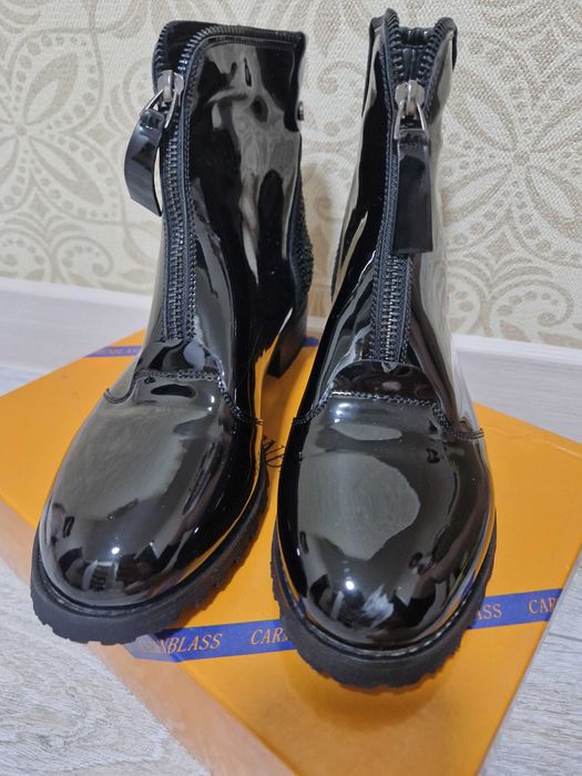 Женская куртка и сапоги