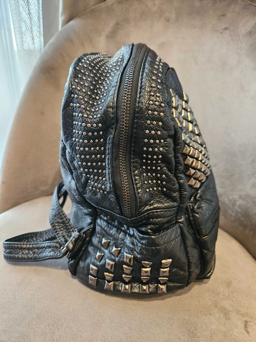 Раница в черно с