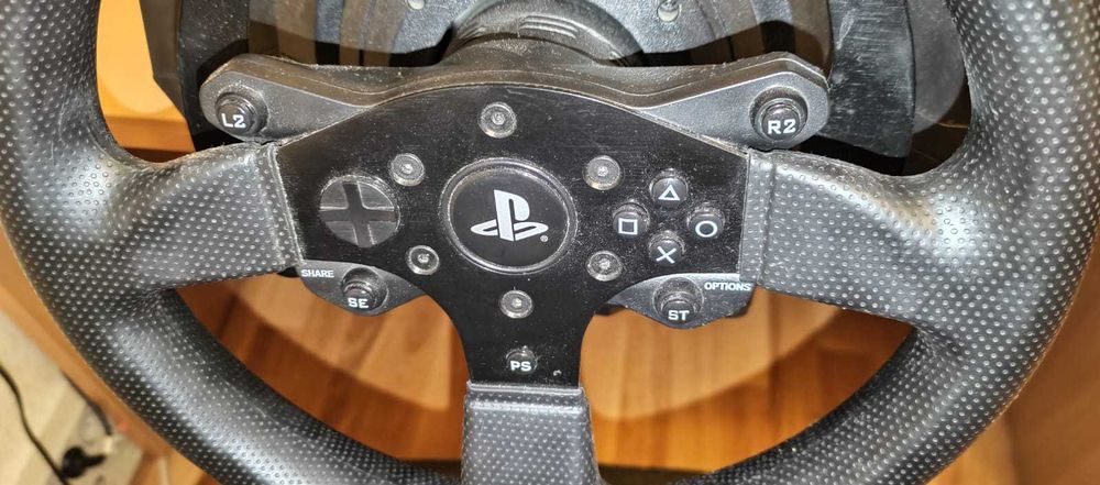 Игровой руль thrustmaster и педали.