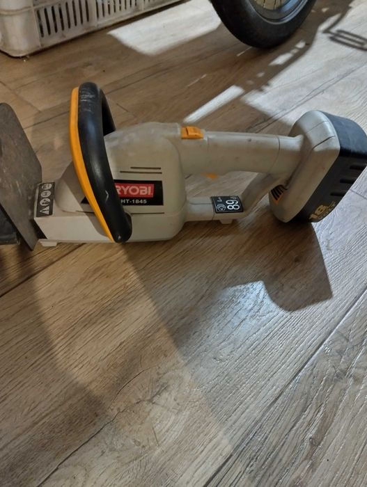 Акумулаторен храсторез Ryobi  с батерия