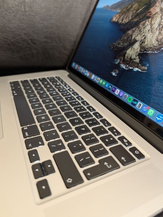 Apple MacBook Pro 15" (Mid-2015, Retina), 16GB RAM, SSD, като нов, с Apple mouse