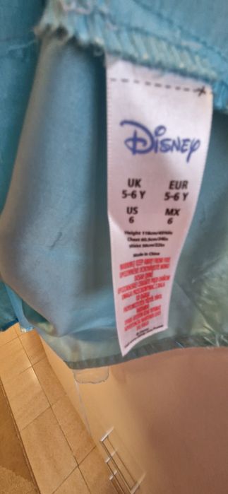 Костюм на Елза с пантофки и плитка