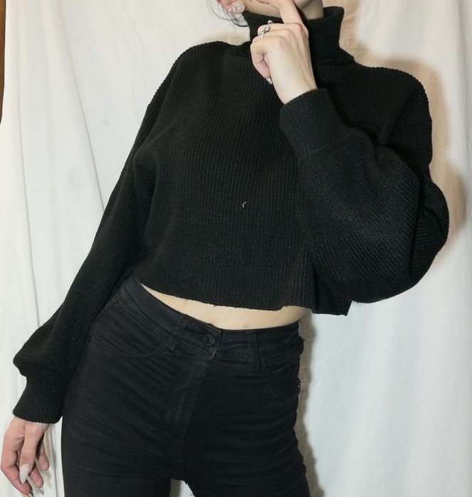 Pulover negru, la gat