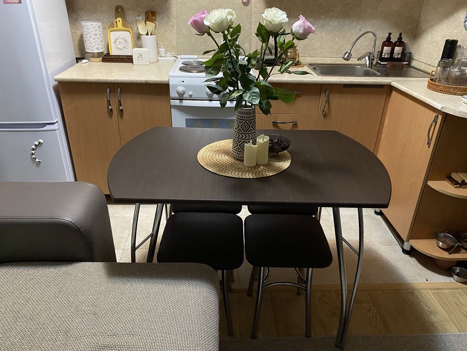 Стол кухонный с табуретами