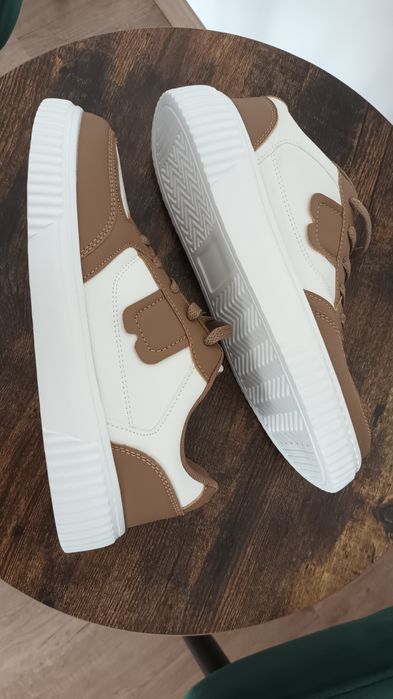 Vând pantofi /adidași/încălțăminte