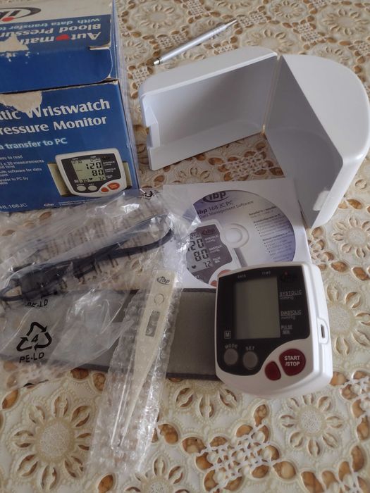 Апарат за измерване на кръвно налягане пулса и температура