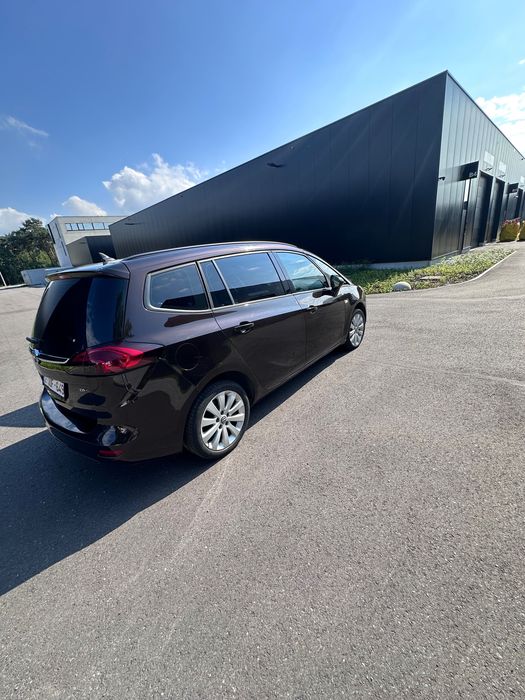 Vând Schimb Opel Zamfira  pe un suv