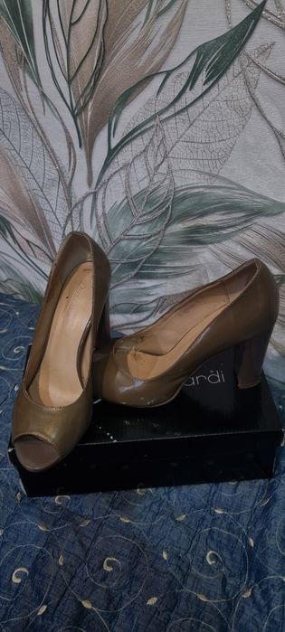 Продам горчичные туфли