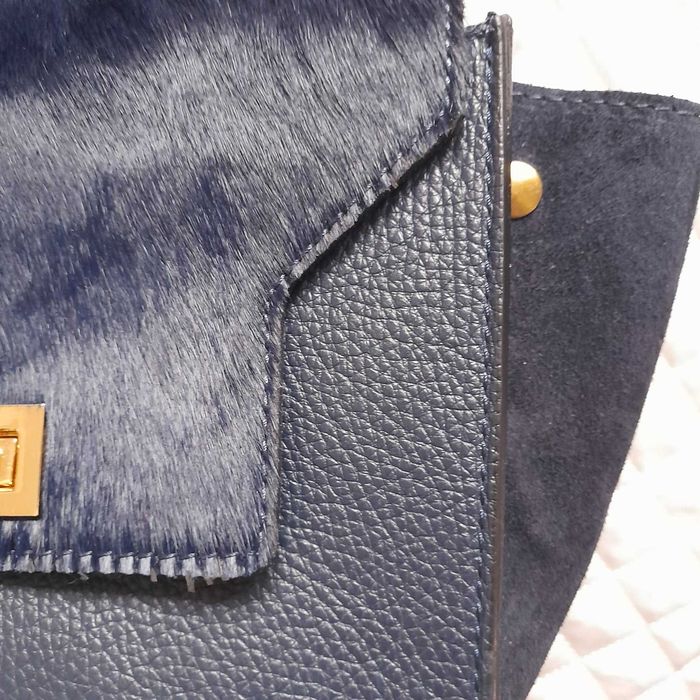 Тъмно синя чанта с капак от естествен косъм