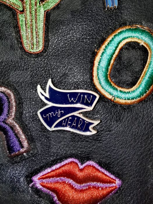 Чанта Zara Зара с апликации нашивки значки черна с цип без презрамка