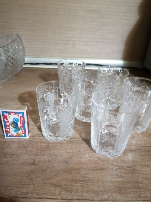 Хрустальные вазы и стаканы