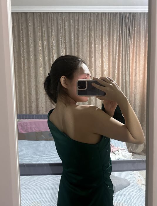 Зелёное платье с камушками