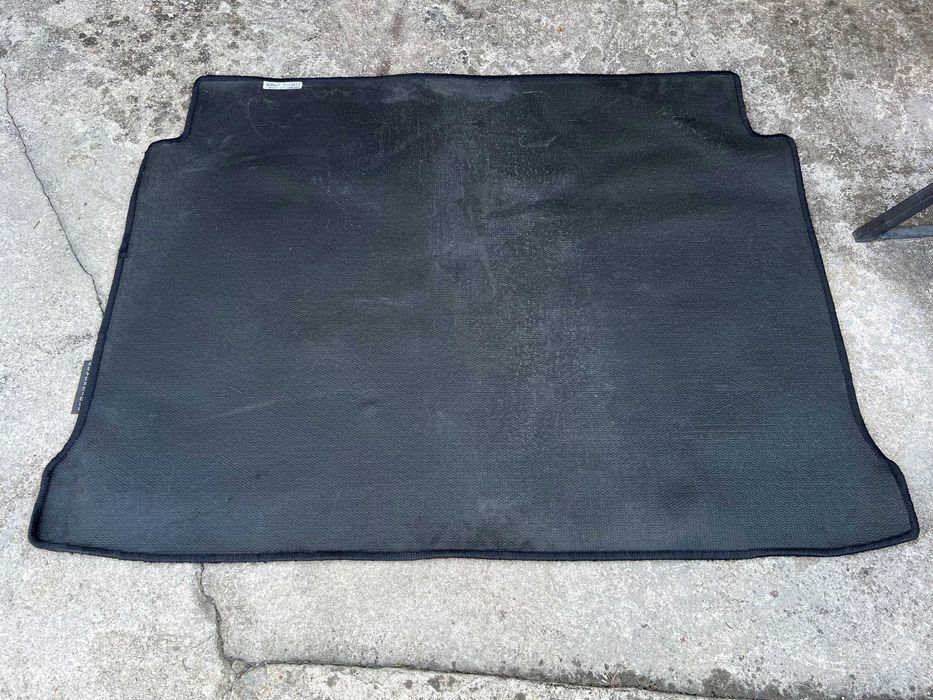 Продавам ОРИГИНАЛНА стелка/постелка за багажник за Рено/Renault!