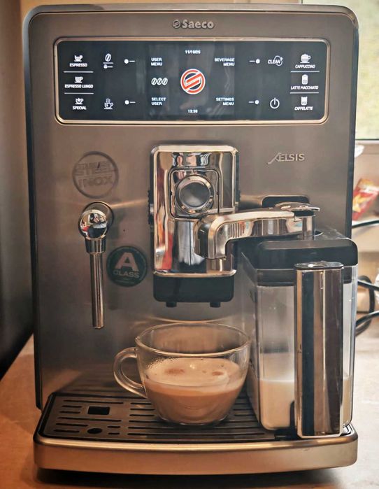Espressor automat Saeco Xelsis – râșniță ceramică, carafă lapte
