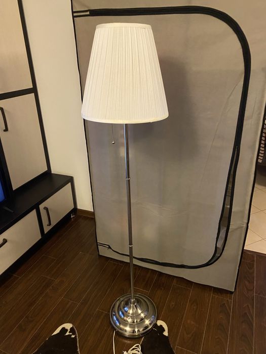 Lampadar IKEA elegant cu abajur textil – stil modern cozy