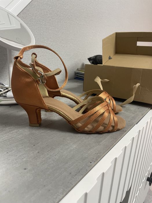 Продам новые бальные туфли