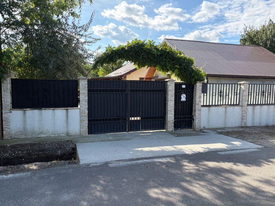 Oază de liniște la cheie – Vilă P+M, piscină subterană 27 mc, 10 locuri de dormit, teren 1.000 mp amenajat, mobilată complet – Sărățeni (Ialomița)