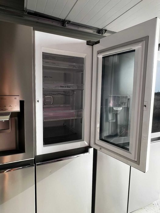 Frigidere premium LG Side by Side cu InstaView model deosebit