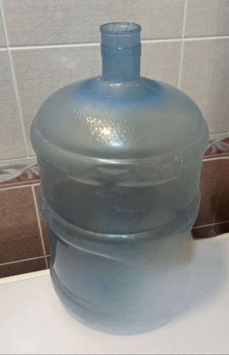 Продаются большие бутыли.