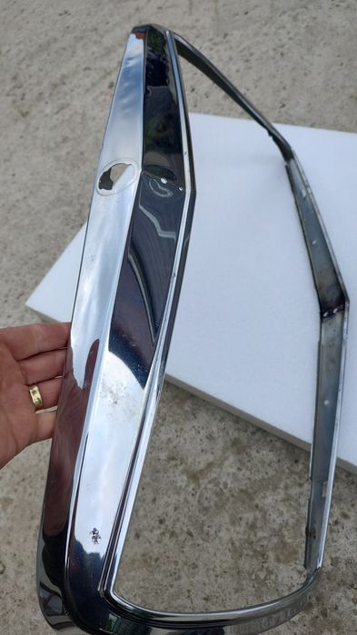 Vând grila cromata Mercedes Benz