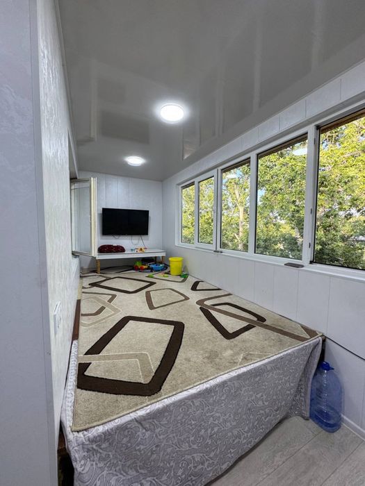 Срочно прадается 3/х ком квартира чирчик 8/ мек район базар с ремонтом