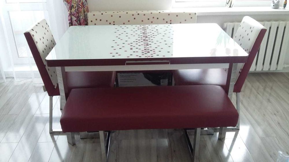 Кухонный стол и стулья