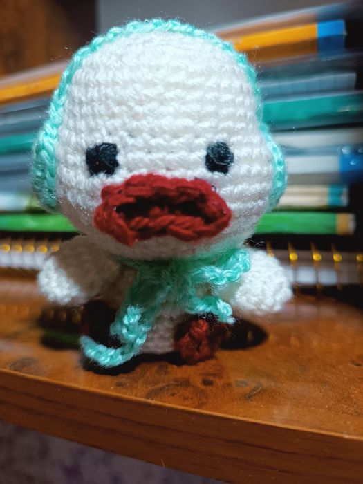 Вязанная игрушка гуся Плакса