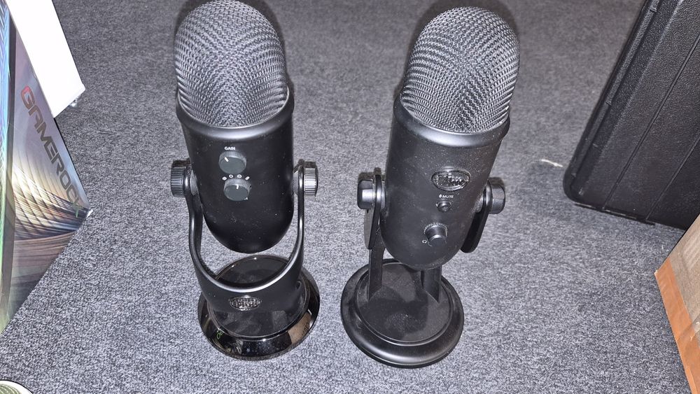 Doua microfoane Logitech Blue Yeti USB