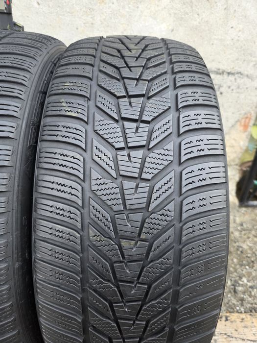 Vând două anvelope de iarna hankook 235 45 19  dot 2124