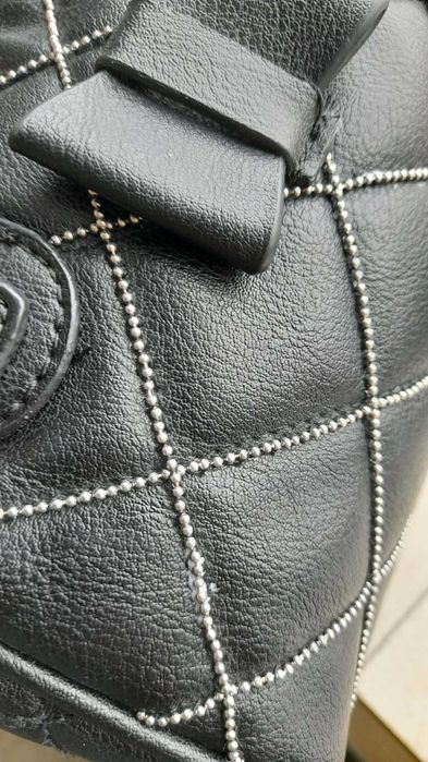 Малка черна чанта