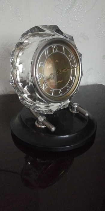 Часы настольные уже винтажные.