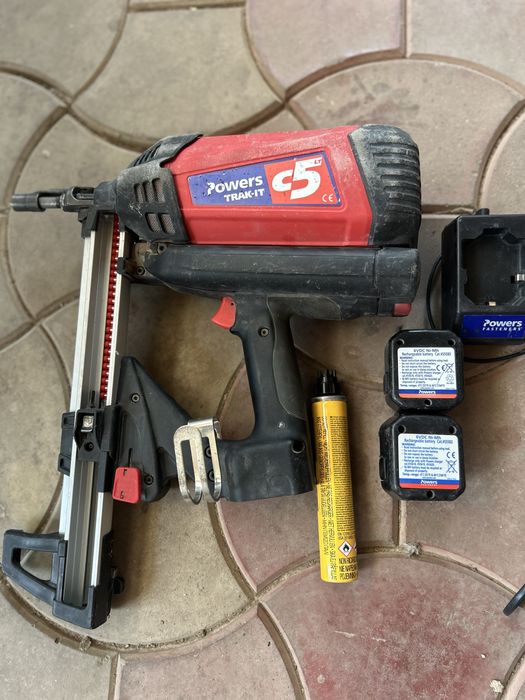 Pistol de bătut cuie cu gaz Powers TRAK-IT C5