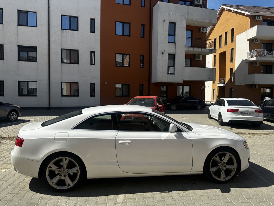 Vând Audi A5 Coupe, an fabricație 2009, cu 228.343 km.