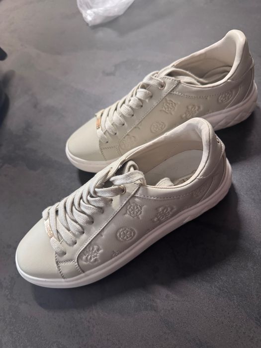 Дамски маратонки GUESS – бежов цвят