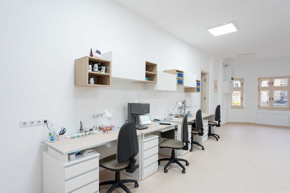 Dau in chirie mese in laborator dentar