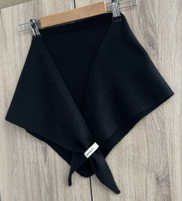 Esarfa triunghiulara, neagra, din lana 100%