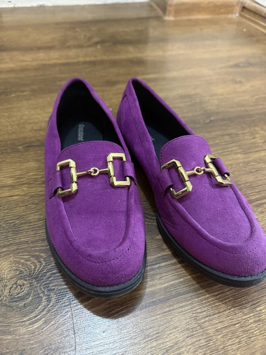 pantofi violet.