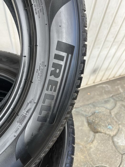 4 anvelope iarna 215/65 R17, Pirelli, 5-6mm profil ramas!