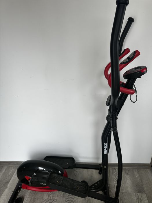 Bicicleta eliptica cu 8 niveluri de reglare manuala.