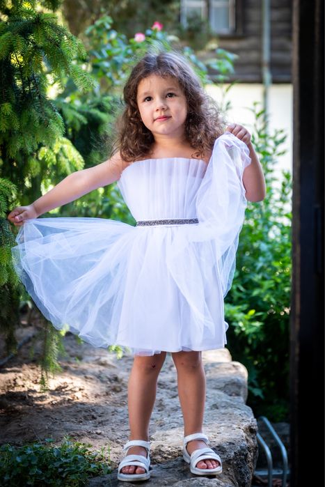 бяла рокля за дете на една и три година