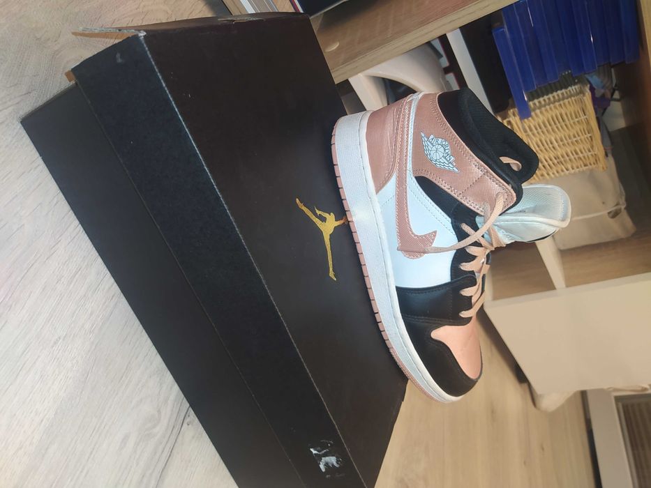 Дамски обувки Jordan 1 Coral Pink.