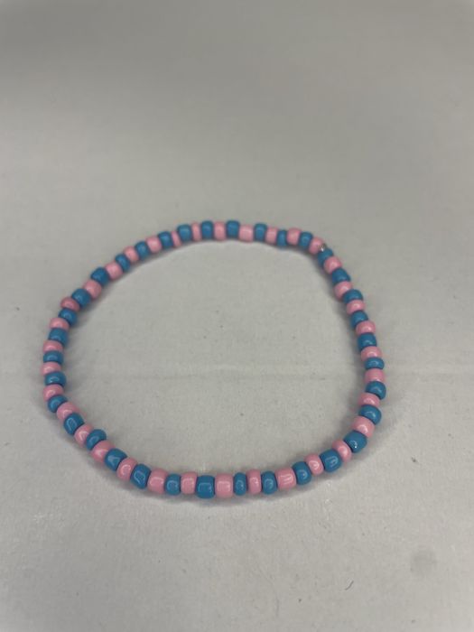 Продавам ръчно изработени гривни