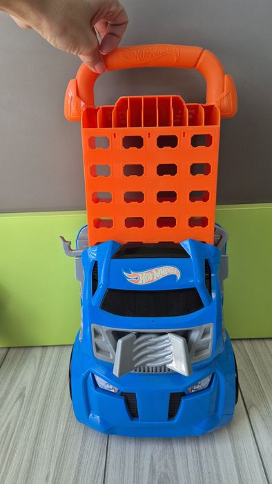 Valiza cu piste de curse si spatiu depozitare 20 masinute Hot Wheels