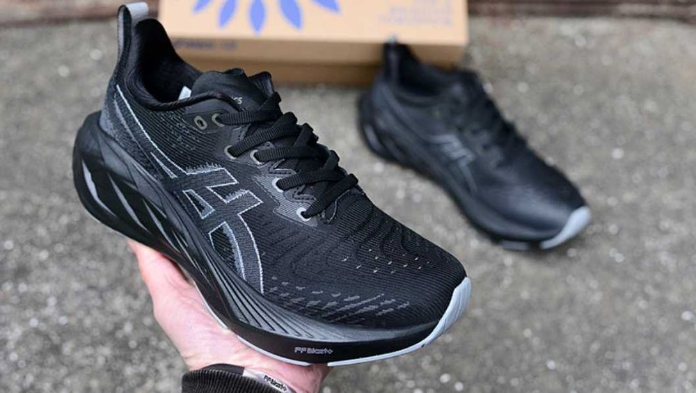 Нови мъжки маратонки ASICS Novablast 4 Wide Black & Graphite Grey