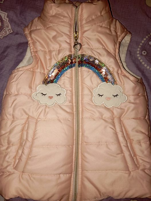 Безрукавка на девочку. На год.